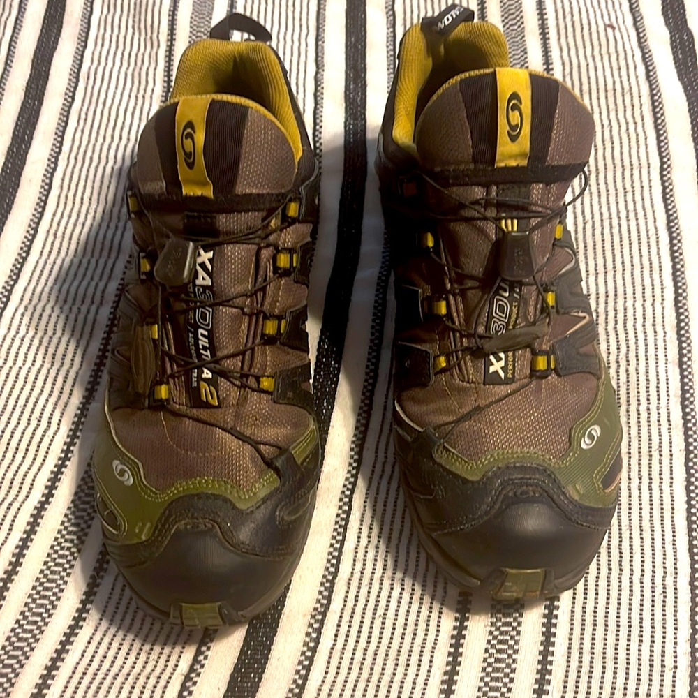 Salomon waterproof hiking shoes with no tie lacing. Excellent condition.